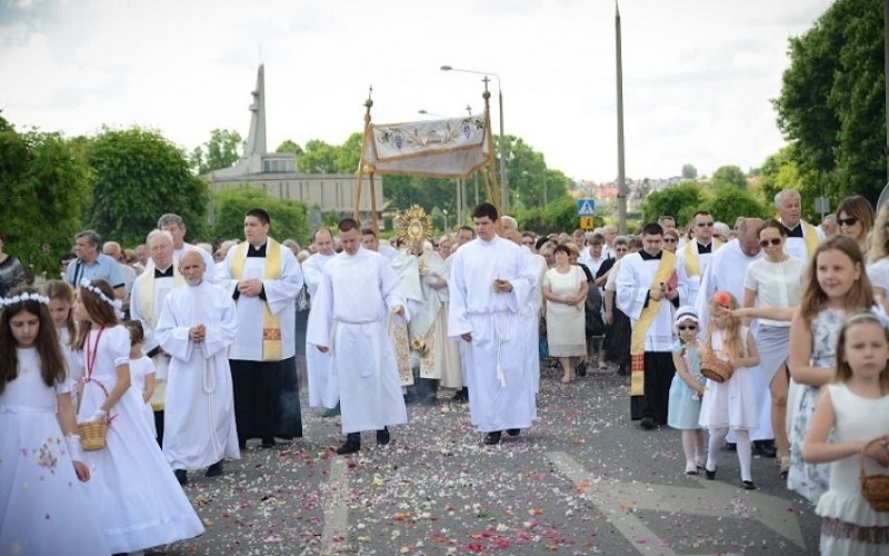 Uroczystość Bożego Ciała: zmiany w organizacji ruchu i komunikacji miejskiej