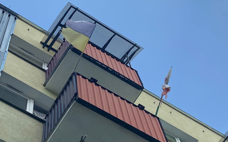 Zapomniane symbole narodowe na balkonie - powód wizyty strażników miejskich