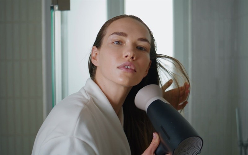 Niezbędnik w Twojej łazience – 5 sprzętów fryzjerskich, które odmienią Twoją codzienną rutynę!