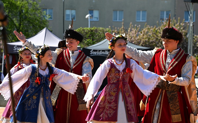 Radosne świętowanie pod chmurką (foto)