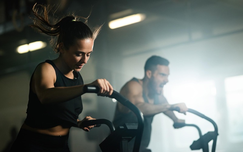 Siłownia, rower i fitness – jak ocenić, kiedy Twój organizm może potrzebować suplementacji?