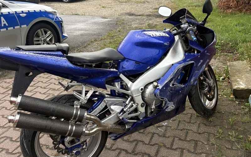 Rozbił motocykl, tablicę zrzucił z wiaduktu