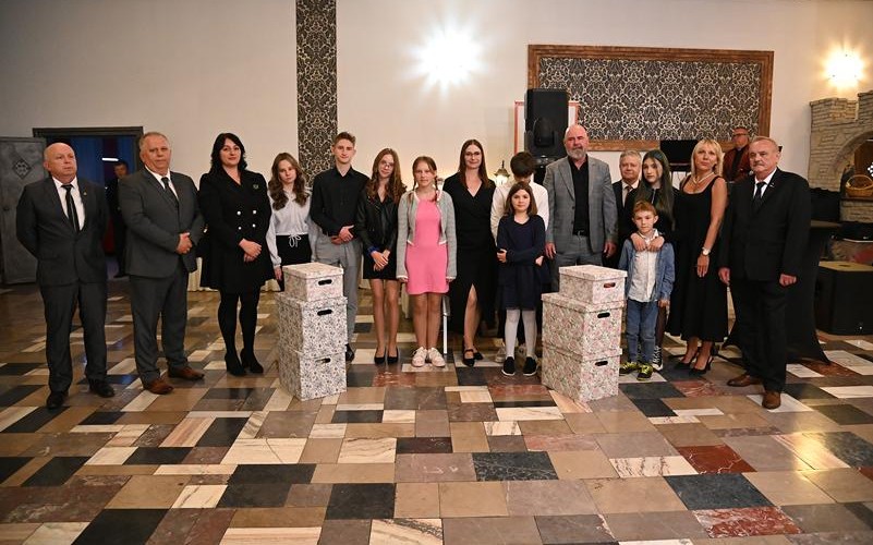 Dzielą się najcenniejszym lekiem